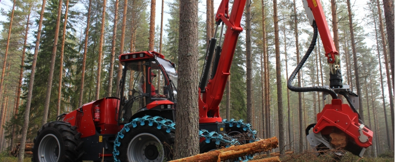 Harvestor Nisula N5 s harvestorovou hlavicí Nisula