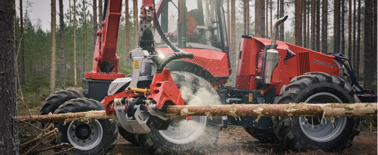 Harvestor Nisula N5 s harvestorovou hlavicí Nisula